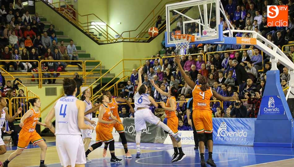 Silvia Domínguez entra a canasta ante una nube de rivales el miércoles. Foto: Alejandro López