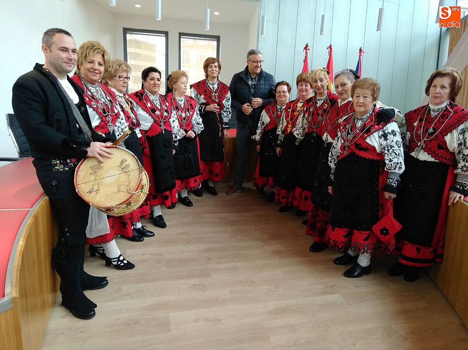 Las águedas de Guijuelo reciben el bastón de mando del alcalde, Julián Ramos