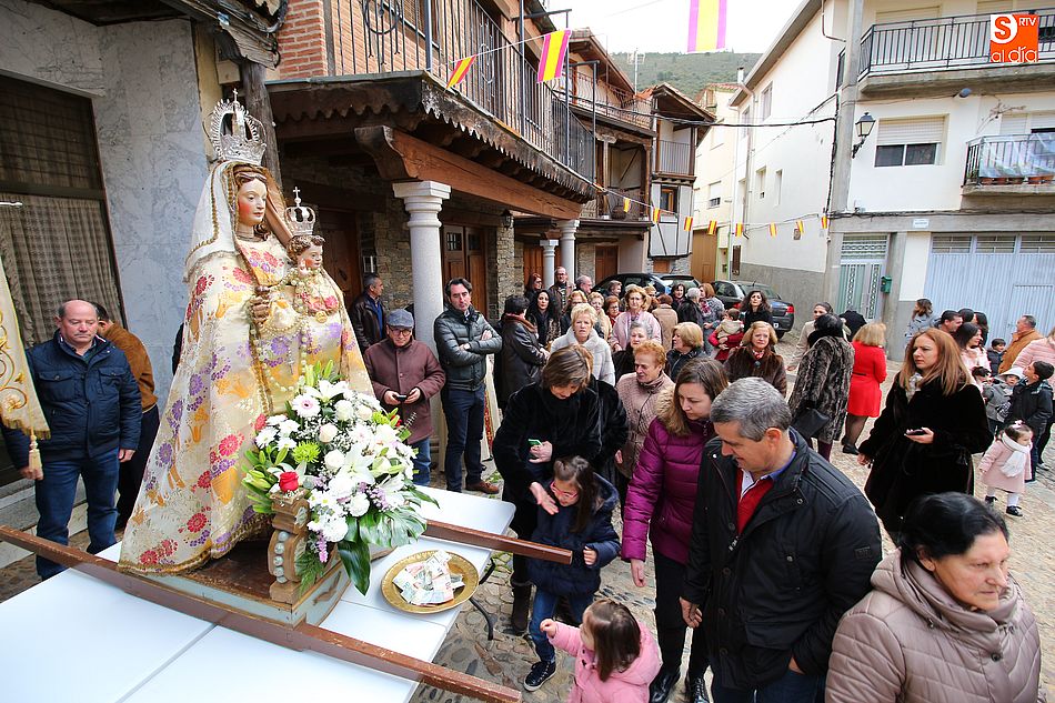 La imagen de la Virgen de Las Candelas presidió el ofertorio en la plaza Mayor de Valero