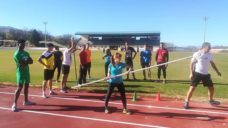 Juan Carlos Fuentes (derecha), entrenador de Álvaro de Arriba, durante una actividad.