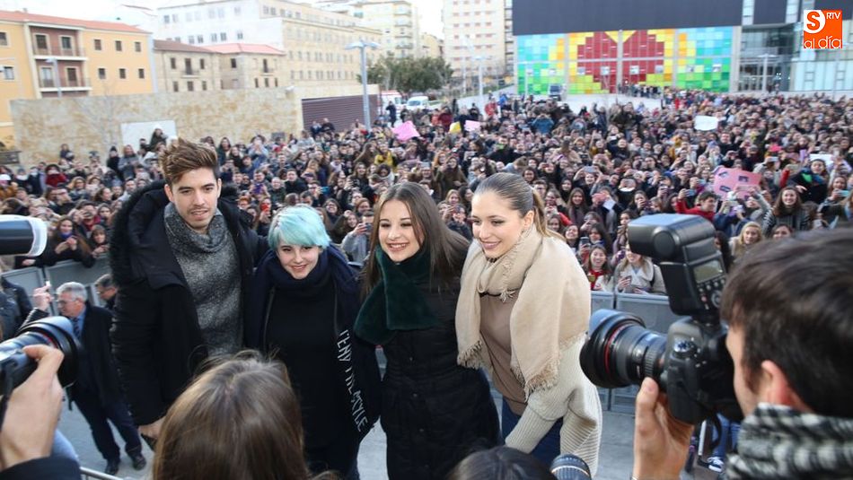 Los protagonistas se disponen a realizarse una fotografía con sus seguidores detrás. Fotos: Alberto Martín