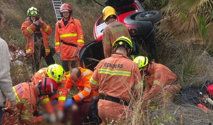 Los bomberos rescatan a la conductora. Fotos: Bombers Consorci Valencia