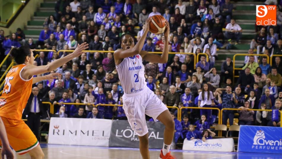 Elonu, con el balón en el partido de Euroliga del miércoles ante Schio. Foto: Alejandro López