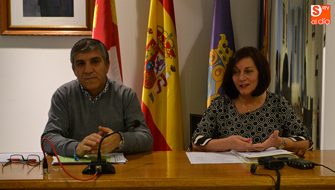 La alcaldesa Carmen Ávila y el concejal de Hacienda, Isidro Rodríguez, presentaban este viernes los Presupuestos 2018