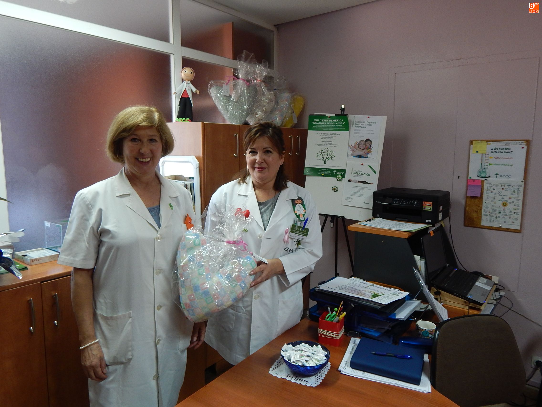 Carmen Real, coordinadora voluntariado hospitalario, y Pilar, voluntaria de la AECC, en el despacho de la asociación en el Hospital Clínico Universitario