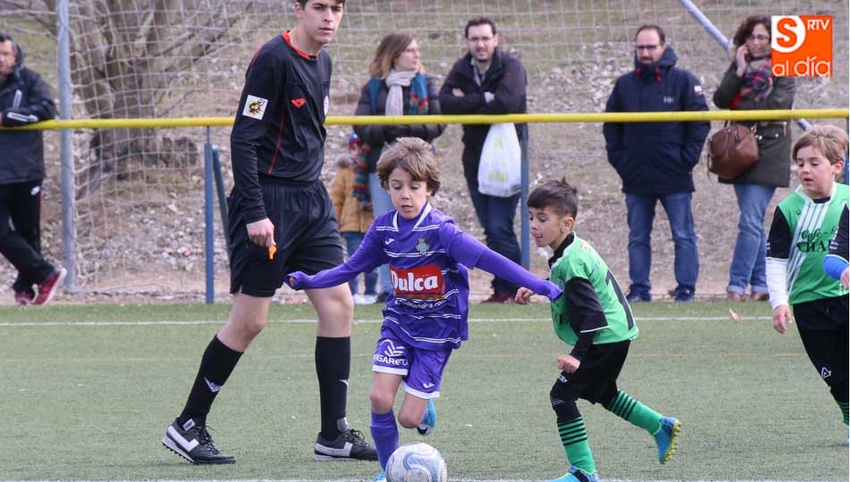 Un jugador prebenjamín del Peñaranda conduce el balón ante un rival del Cristo Rey en la Primera Provincial. Fotos: Alberto Martín