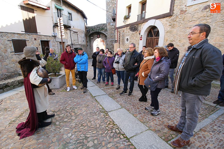 Los visitantes recorrieron la villa de Miranda del Castañar de la mano de un guía experto y de Cateja Teatro