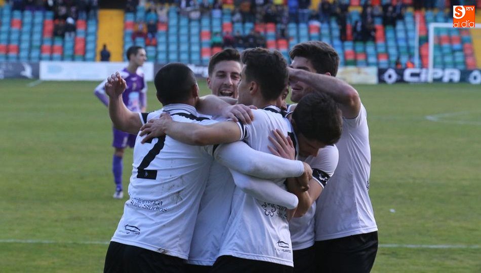 Los jugadores del CF Salmantino UDS celebran el primer gol del pasado domingo ante el Becerril. Foto: Alberto Martín