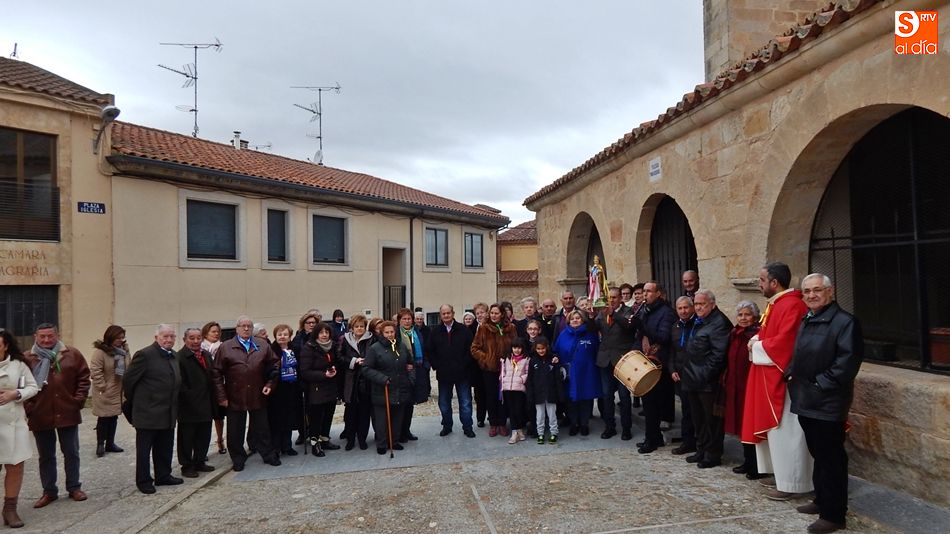 Los vecinos de Almenara de Tormes, con la imagen del patrón San Blas a las puertas de la iglesia parroquial