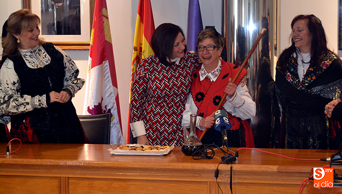 Julia Tolosa recibía el bastón de mando de Peñaranda de manos de la alcaldesa Carmen Ávila