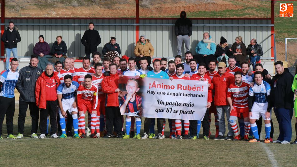 Los integrantes del Castellanos de Villiquera posan con una pancarta de ánimo junto a los del Pericos Isla Delizzius.