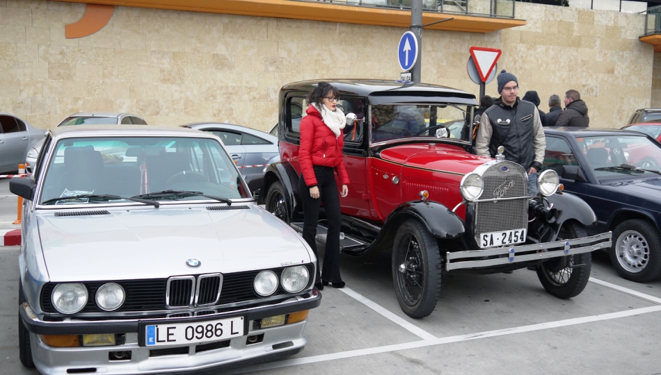 Algunos de los coches que han estado en la concentración en el CC El Tormes
