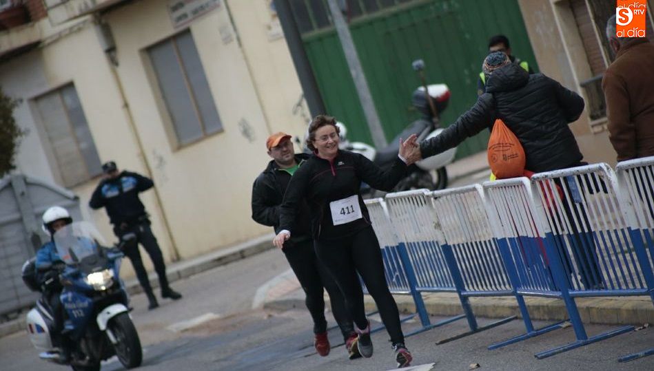 Un aficionado da ánimos a una de las participantes en la prueba. Fotos: Alejandro López