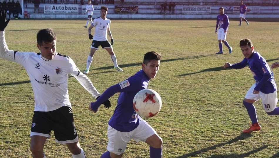 Marco Iván reclama al árbitro que el balón ha salida en un lance del choque. Fotos: Andrea Rojo/Desde la Grada
