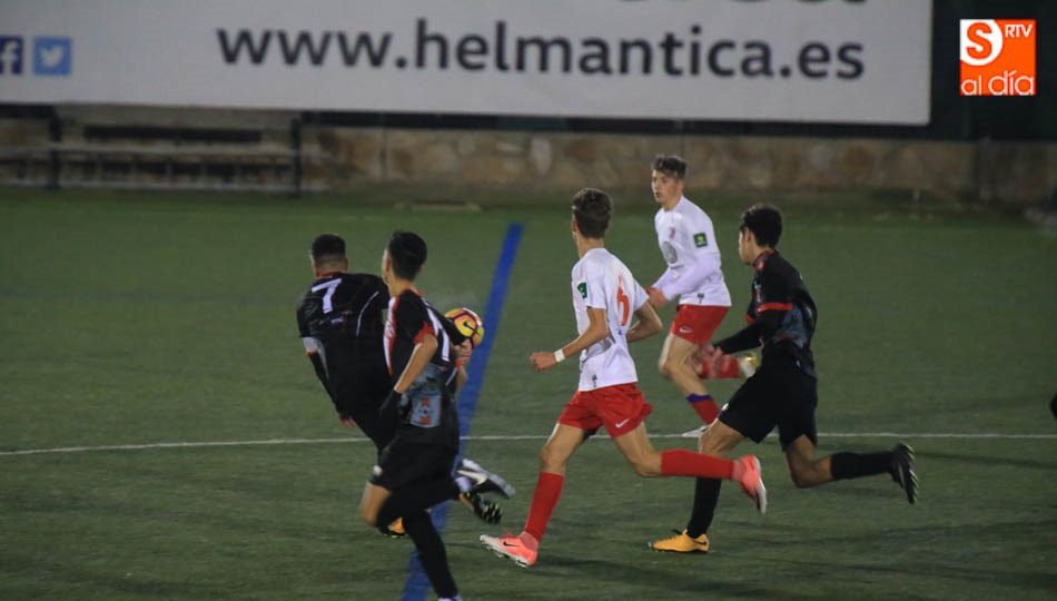 Un jugador del Santa Marta conduce el balón en un derbi ante el Pizarrales.