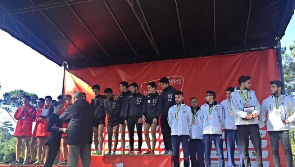 Podio de la prueba sub-20 con el salmantino y su equipo en lo más alto.