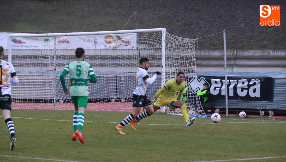 Manjón, en ataque, durante el partido del sábado ante La Virgen del Camino en Las Pistas. Foto: Alberto Martín.