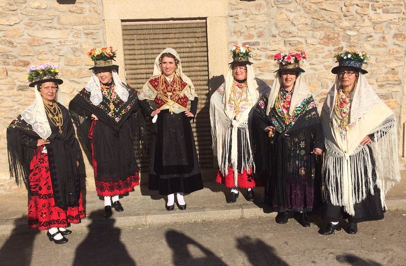 En la fiesta de Los Barrios, mujeres y hombres van ataviados con trajes típicos