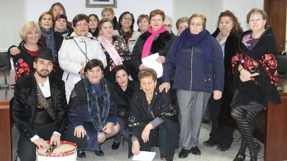 El grupo de aguedas, junto a la alcaldesa y el tamborilero que les ha acompañado