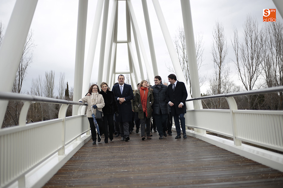 Cruzando la pasarela peatonal entre La Aldehuela y la Isla del Soto