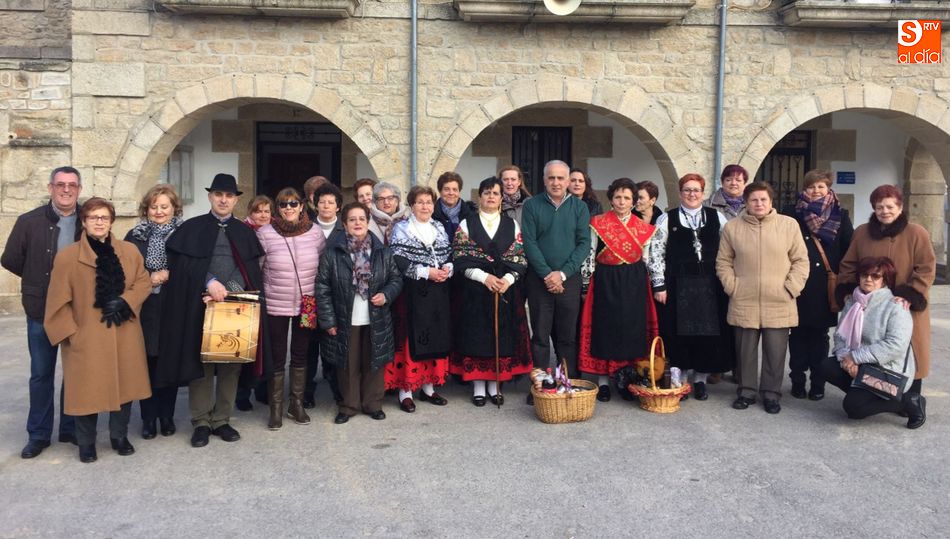 Tras la entrega del bastón, las aguedesas de Barruecopardo asistieron a una misa