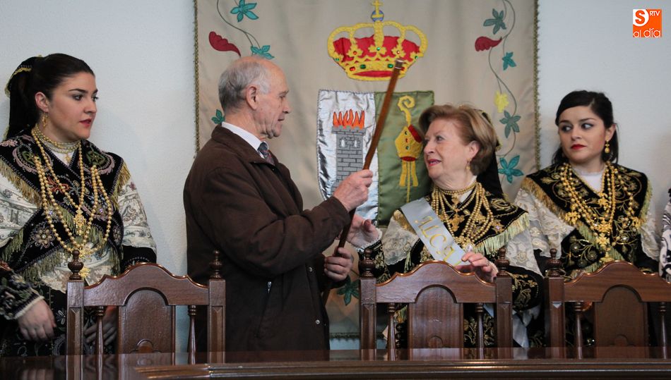  Milagros Martín recibe el bastón de mando de manos del alcalde, Pedro Sánchez