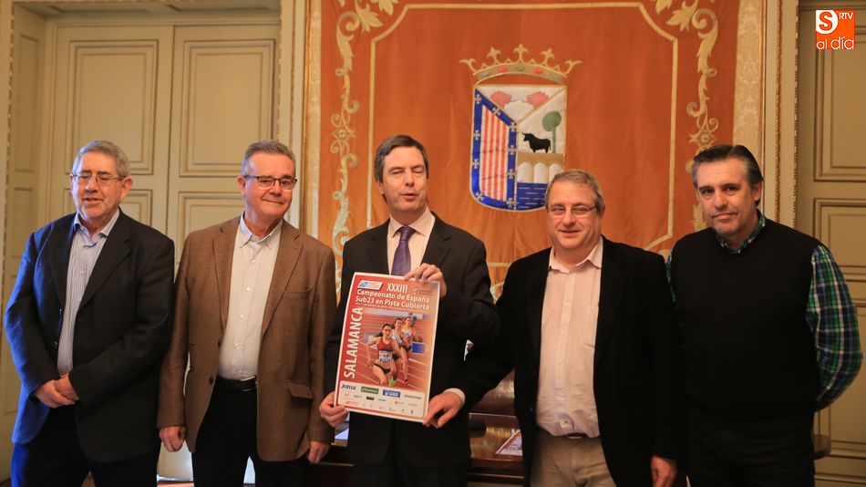 El concejal de Deportes, Enrique Sánchez-Guijo, y el secretario general de la RFEA, José Luis de Carlos Macho, en la presentación del XXXIII Campeonato de España sub-23 de Atletismo / Foto de Alberto Martín