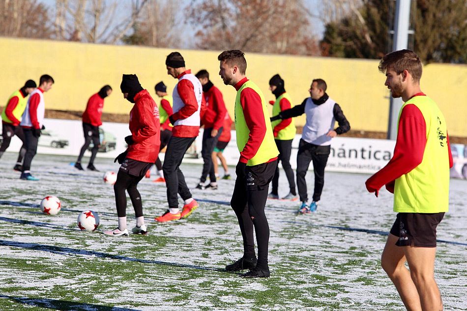 El CD Guijuelo se entrenó esta mañana en el Reina Sofia de Salamanca por la nieve. Foto: CD Guijuelo