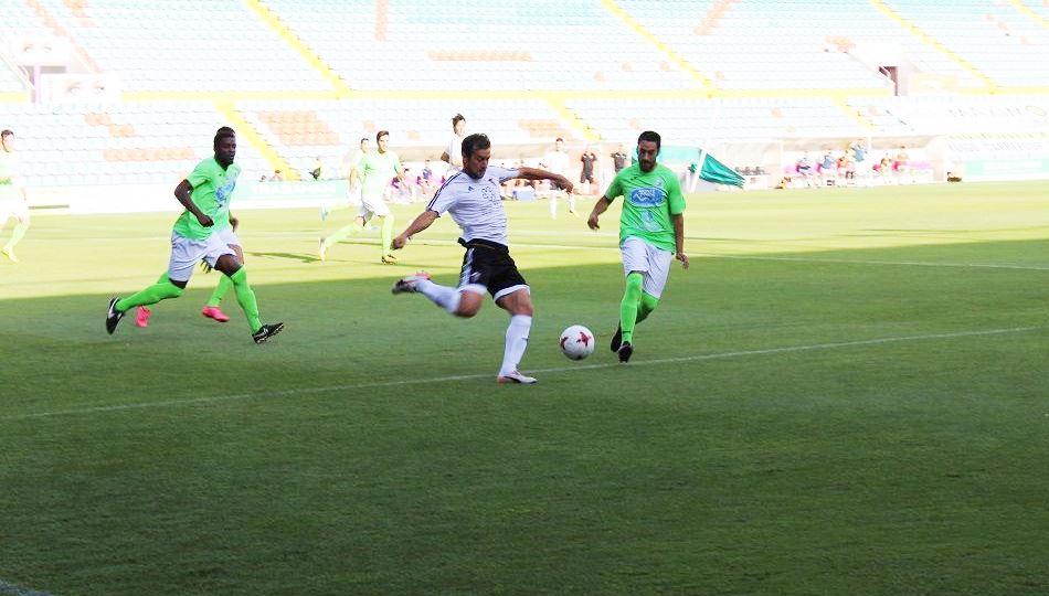 Un momento del partido que disputaron el Salmantino y el Almazán en el Helmántico