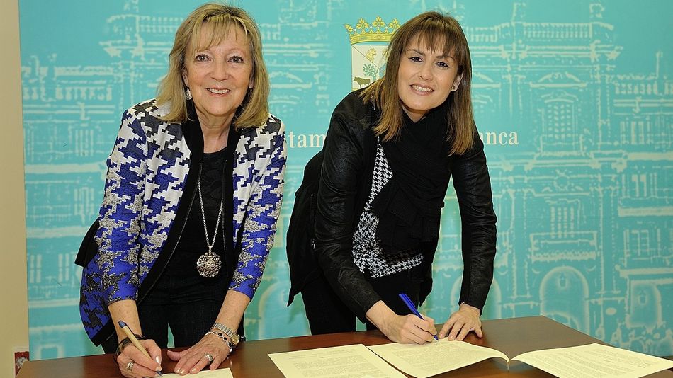 Acuerdo firmado por la concejala de Familia e Igualdad de Oportunidades, Cristina Klimowitz y la responsable de Recursos Humanos de la empres, Ana Rosa Macías Vicente