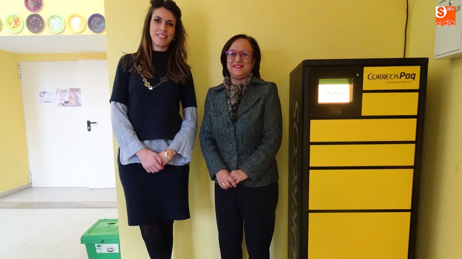 Carmen García Bellido y Lourdes Villoria, junto al CityPaq instalado en el Centro Cultural