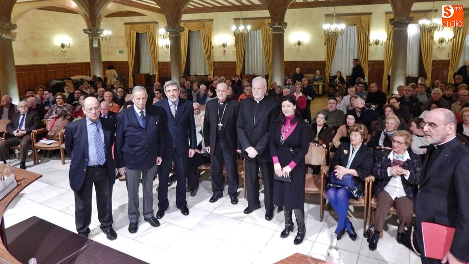 Participantes en el acto de presentación del libro de Monseñor Carlos Amigo, en el Casino de Salamanca
