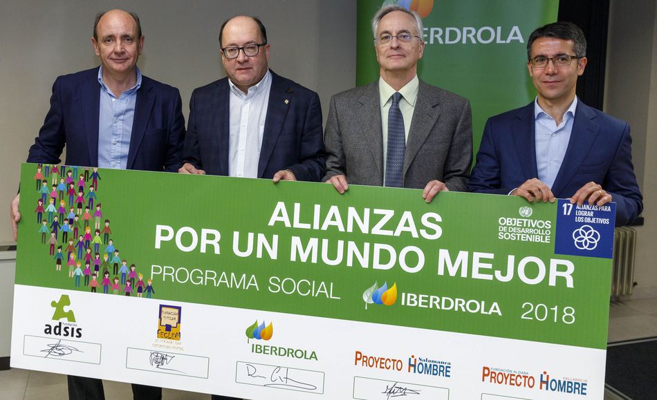 Manuel Muiños, presidente de Proyecto Hombre Salamanca, el segundo por la izquierda, en el acto de entrega de estas ayudas