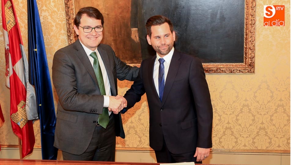 El alcalde, Fernández Mañueco, y el portavoz de Ciudadanos, Alejandro González, tras la firma del acuerdo. Fotos: Alberto Martín