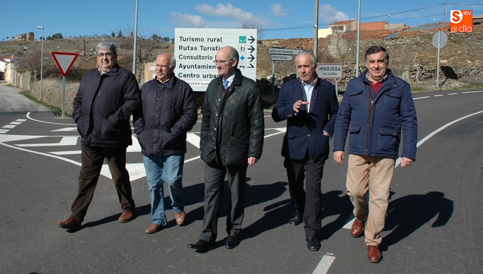 Javier Iglesias comprobaba el estado de la carretera tras las obras / FOTOS: SILVESTRE