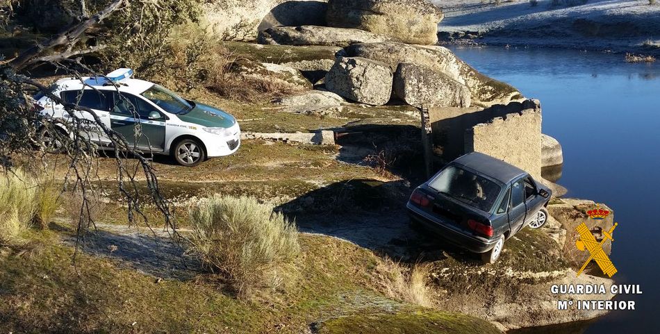 Vehículo robado que la Guardia Civil localizaba en Buenamadre