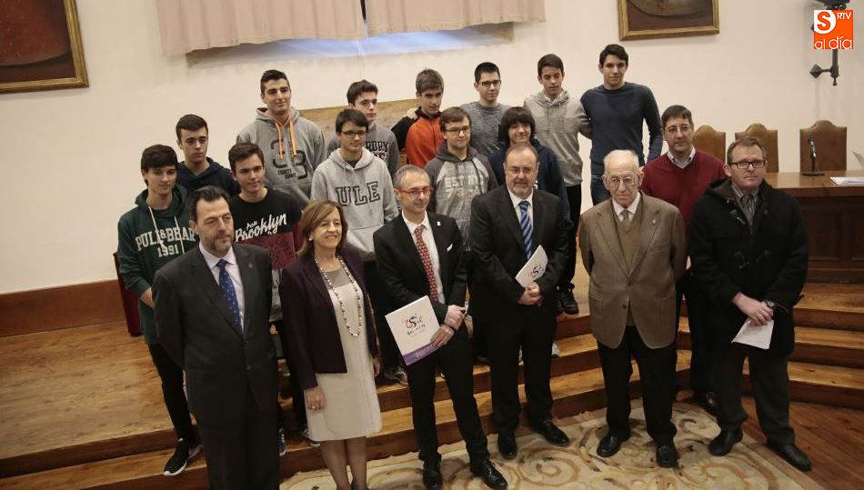 Finalistas de la fase regional de esta Olimpiada Matemática, junto a las autoridades educativas / Foto de Alejandro López