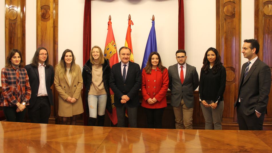 El subdelegado del Gobierno en Salamanca, Antonio Andrés Laso, junto a los estudiantes de la USAL