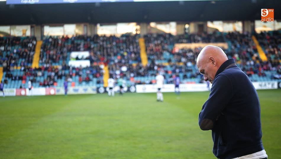 Calderé, cabizbajo, en un partido del Salmantino esta temporada