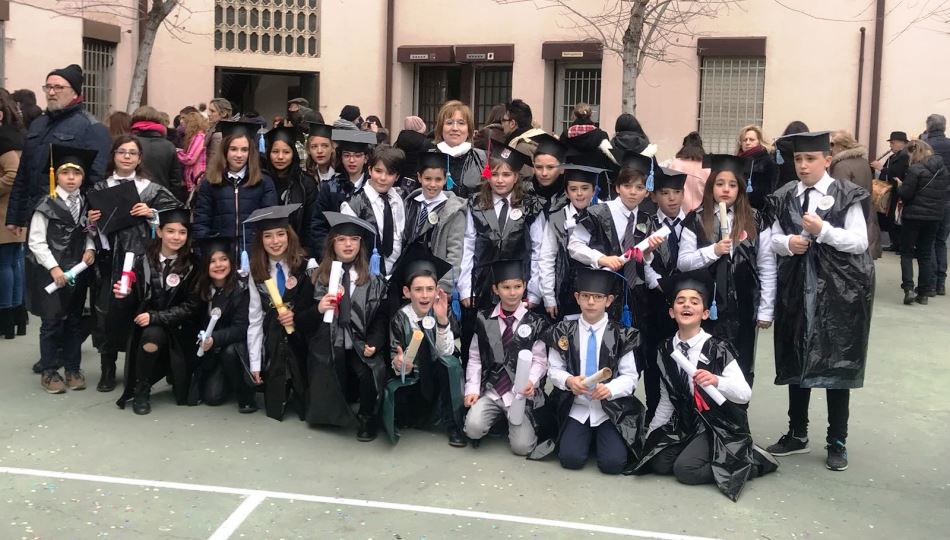 Los alumnos de 5º A posan con sus disfraces de graduados universitarios
