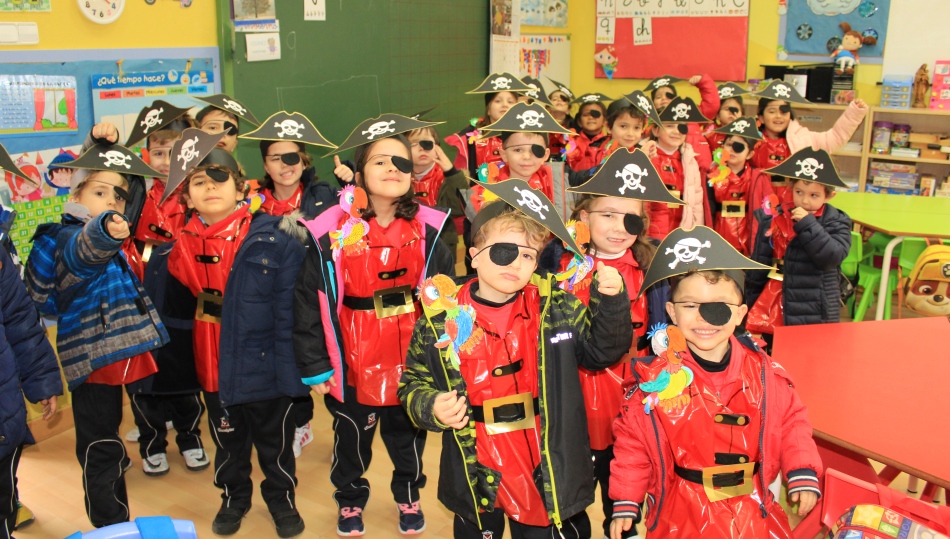 Un momento del Carnaval que vivieron los niños del Calasanz este viernes con sus trajes de pirata