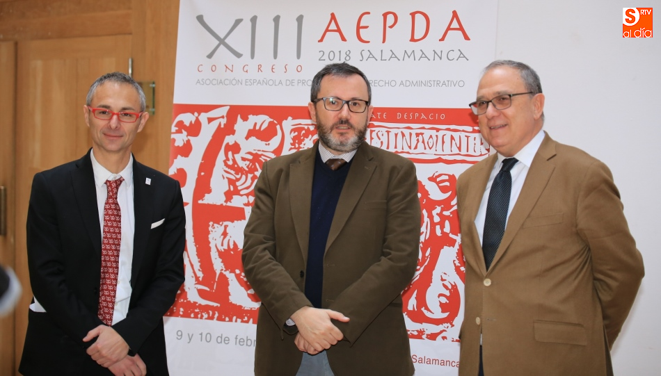 El rector de la Universidad de Salamanca, Ricardo Rivero, junto al secretario general de Universidades, Jorge Sainz González, y el presidente de la Asociación Española de Profesores de Derecho Administrativo (AEPDA), Fernando López Ramón / Foto de Alberto