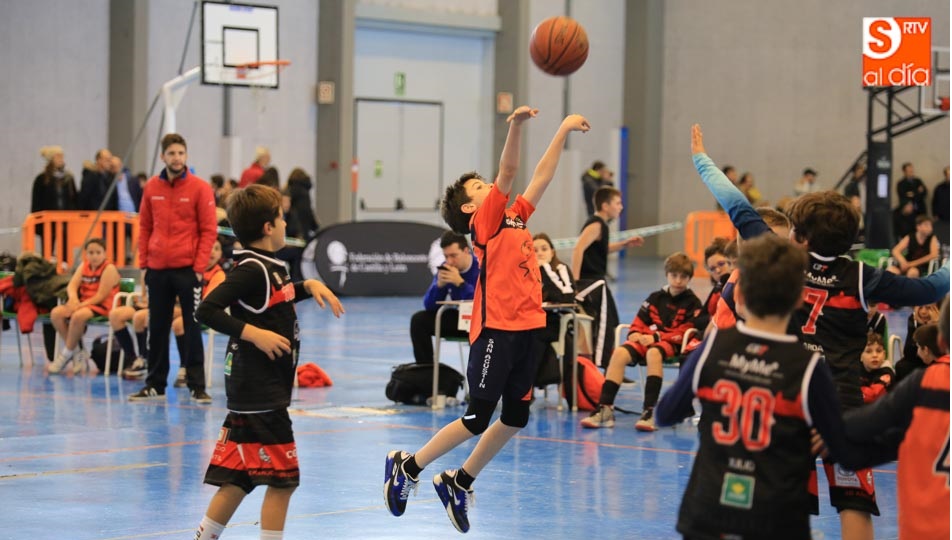 Un jugador lanza a canasta durante un partido. Fotos: Alberto Martín