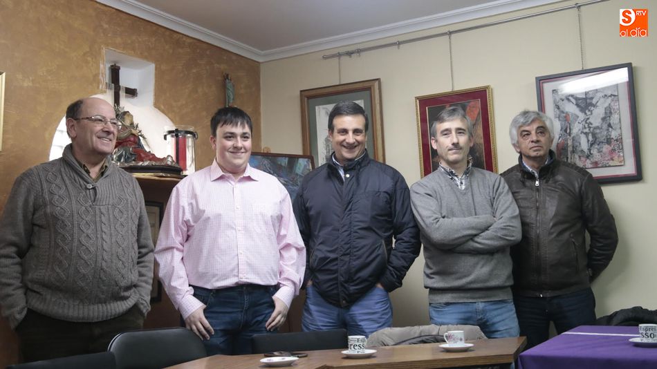 Paulino Hernández Calles y miembros de la Tertulia Cofrade Pasión. Foto: Alejandro López