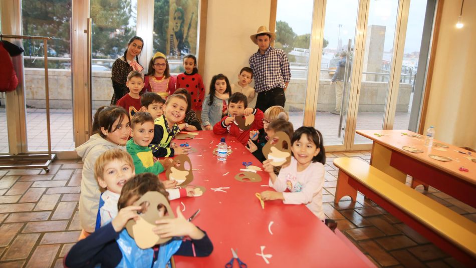 Los niños confeccionan en los tallere el disfraz del toro Ferdinand