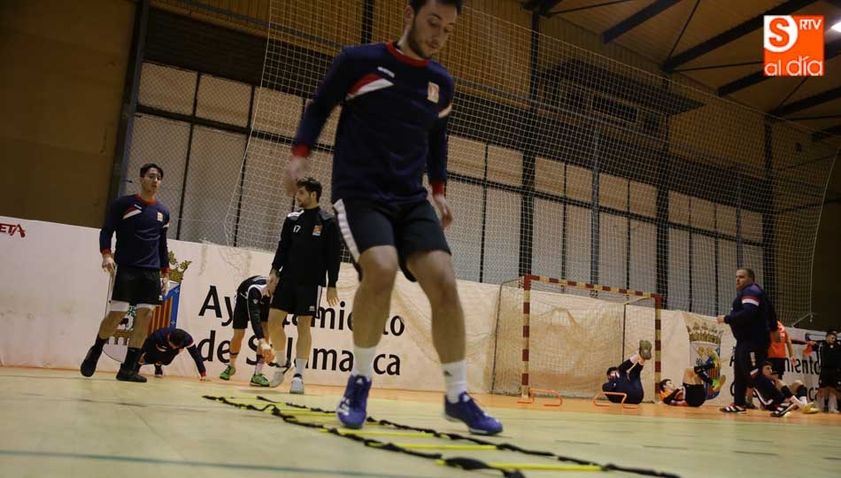 Los jugadores del Ecubus Ciudad de Salamanca, en el calentamiento de un partido. Foto: Alberto Martín