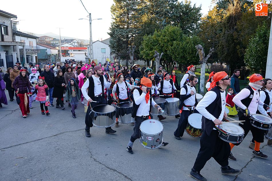 Linares de Riofrío vive el carnaval a ritmo de batucada