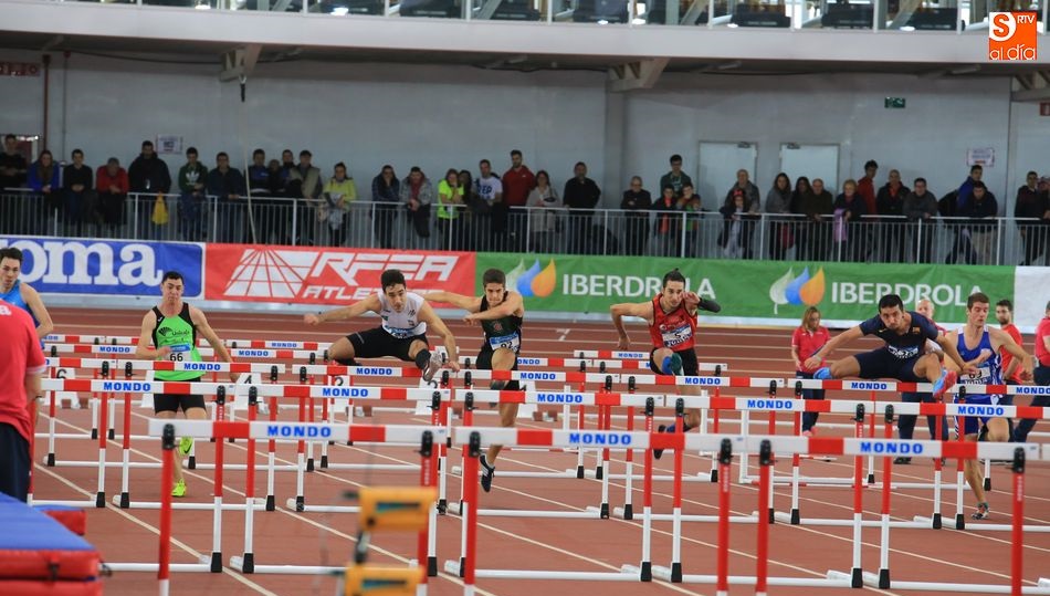 Antonio García, en el centro, en plena final de 110 vallas. Fotos: Alberto Martín