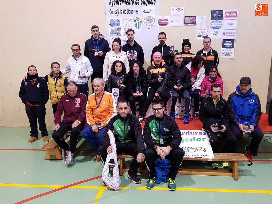 Foto de familia con los ganadores de todas las categorías de la IV Media Maratón y II Vuelta a Guijuelo