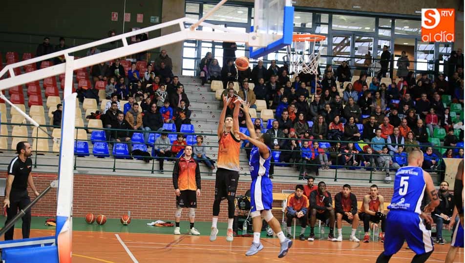 Un jugador de Aquimisa lanza a canasta ante la oposición de un rival. Fotos: Alberto Martín